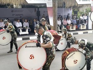 Taruna Akpol-Warga NTT Beraksi Sambut Delegasi 14 Negara Peserta AMMTC ke-17