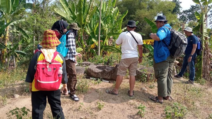 Tim arkeolog BRIN mengunjungi Dusun Kropakan, Desa Mranggen, Kecamatan Jatinom, Klaten, Minggu (20/8/2023).