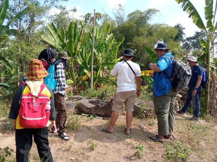 Tim arkeolog BRIN mengunjungi Dusun Kropakan, Desa Mranggen, Kecamatan Jatinom, Klaten, Minggu (20/8/2023).