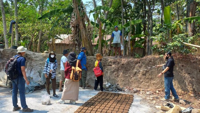 Tim arkeolog BRIN mengunjungi Dusun Kropakan, Desa Mranggen, Kecamatan Jatinom, Klaten, Minggu (20/8/2023).