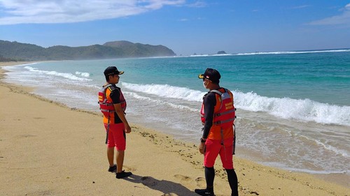 Tim SAR gabungan saat melakukan pencarian terhadap pemancing ikan yang hilang di Pantai Teunting Unting, Desa Mekar Sari, Kecamatan Praya Barat, Kabupaten Lombok Barat, NTB. (Foto: Humas SAR Mataram)
