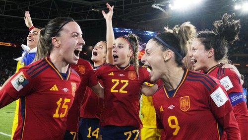 Spains team players celebrate as they won the final of Womens World Cup soccer between Spain and England at Stadium Australia in Sydney, Australia, Sunday, Aug. 20, 2023. (AP Photo/Rick Rycroft)