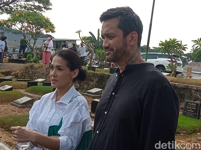 Tora Sudiro dan Mieke Amalia saat hadiri pemakaman sang bunda.