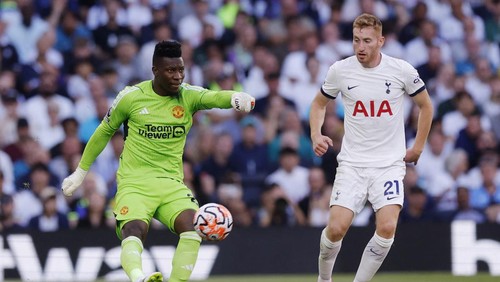 Soccer Football - Premier League - Tottenham Hotspur v Manchester United - Tottenham Hotspur Stadium, London, Britain - August 19, 2023 Manchester Uniteds Andre Onana in action with Tottenham Hotspurs Dejan Kulusevski Action Images via Reuters/Andrew Couldridge EDITORIAL USE ONLY. No use with unauthorized audio, video, data, fixture lists, club/league logos or live services. Online in-match use limited to 75 images, no video emulation. No use in betting, games or single club /league/player publications.  Please contact your account representative for further details.