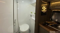 Baze juga menyiapkan kamar mandi di Toyota Hilux ini. Tak sekadar untuk mandi, ada shower hingga WC duduk yang mereka siapkan. Bahkan ada wastafel yang lengkap dengan cerminnya (Muhammad Hafizh Gemilang/detikcom)