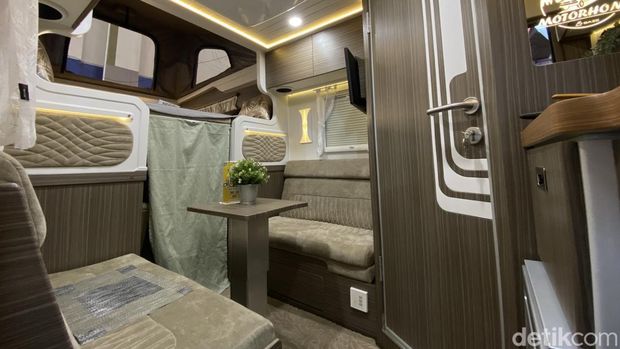 Karoseri Baze menampilakan Toyota Hilux yang dimodifikasi menjadi motorhome pada ajang Gaikindo Indonesia International Auto Show (GIIAS) 2023.