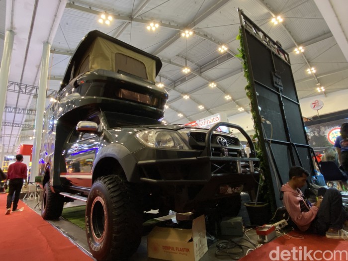 Karoseri Baze menampilakan Toyota Hilux yang dimodifikasi menjadi motorhome pada ajang Gaikindo Indonesia International Auto Show (GIIAS) 2023.