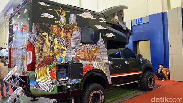 Karoseri Baze menampilakan Toyota Hilux yang dimodifikasi menjadi motorhome pada ajang Gaikindo Indonesia International Auto Show (GIIAS) 2023.