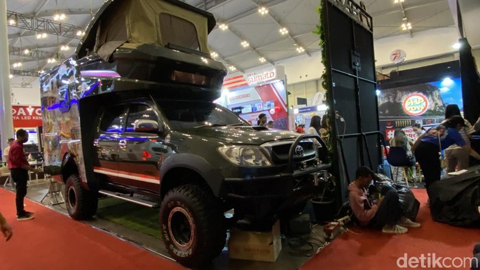 Toyota Hilux Modifikasi Motorhome Baze Karoseri Baze menampilakan Toyota Hilux yang dimodifikasi menjadi motorhome pada ajang Gaikindo Indonesia International Auto Show (GIIAS) 2023.