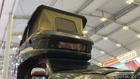Eksterior Maha Motorhomes dibuat oleh karoseri Laksana dengan material Lightweight Fiber yang diklaim kuat, sehingga mampu memberikan kekuatan dan perlindungan untuk para penumpang di kabin. Lantas mobil ini juga sudah menyediakan tempat penyimpanan dan jalur air bersih hingga septic tank portable untuk menyimpan air kotor. Tak lupa mobil ini juga membawa power bank untuk menyimpan listrik (Muhammad Hafizh Gemilang/detikcom)