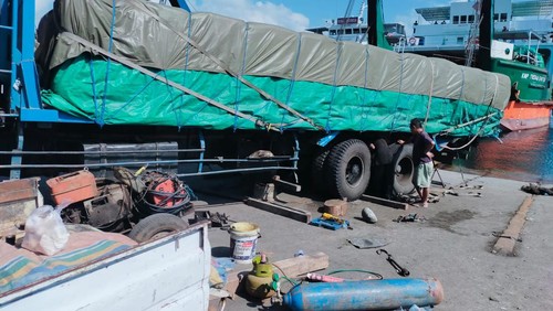 Truk rusak saat turun dari kapal di dermaga LCM Pelabuhan Gilimanuk, Minggu (20/8/2023).