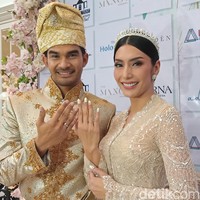 Tyas Mirasih dan Tengku Tezi melangsungkan akad nikah di The Manor Andara, Depok, Jawa Barat.  Foto: Ahsan/detikhot