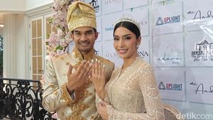 Tyas Mirasih dan Tengku Tezi Pamer Cincin Nikah