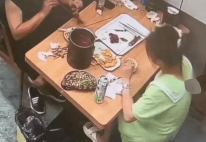 Wanita Ini Sengaja Taruh Rambut di Makanan, Demi Makanan Gratis