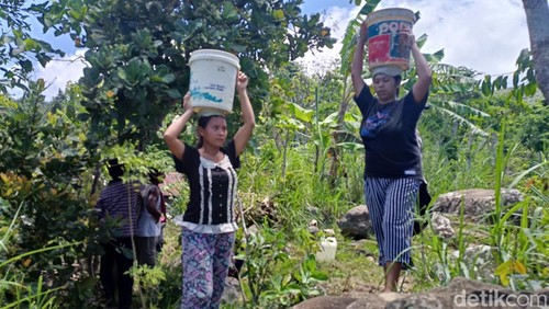 Warga di Banjar Bukit Catu, Desa Seraya Timur, Karangasem saat mencari air bersih ke sumber mata air yang ada di wilayah tersebut beberapa waktu lalu.