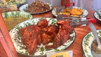 Salah satu menu paling populer dan unik di warteg modern ini adalah ayam panggang merah. Ayam panggangnya punya cita rasa manis gurih. Foto: Detikcom / Atiqa Rana