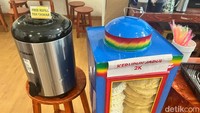 Setelah memilih lauk dan membayarnya, di dekat meja kasir ada tambahan krupuk hingga dispenser untuk refill teh tawar nih. Foto: Detikcom / Atiqa Rana