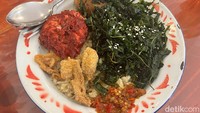 Ini dia salah satu piring nasi rames yang detikFood pilih. Piring pertama dilengkapi dengan nasi hainan, ayam panggang merah, kangkung renyah, dan kulit. Harganya Rp 33 ribu. Foto: Detikcom / Atiqa Rana