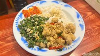 Kami juga memilih nasi putih, ayam sereal, tumis sayur, dan perkedel. Sepiring lengkap nasi ini dibanderol seharga Rp 32 ribu. Foto: Detikcom / Atiqa Rana