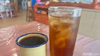 Sebagai pelengkap, Warton GS menawaekan minuman seperti teh, es teh, air mineral, bahkan ada es kopi susu gula aren. Menarik ya? Foto: Detikcom / Atiqa Rana
