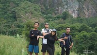 Bukit-bukit karst sepanjang jalur menuju Curug Mariuk.
