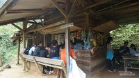 Tersedia warung di Curug Mariuk dan bisa jadi tempat istirahat setelah lelah berjalan atau main air.
