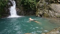 Wajib mandi di Curug Mariuk karena airnya segar banget.