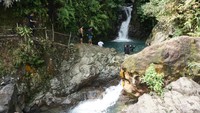 Kalau mau sepi datang ke Curug Mariuk harus lebih pagi ya.