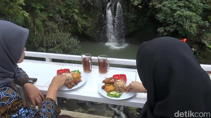 Wisata kuliner di Desa Cibeusi, Ciater, Subang.
