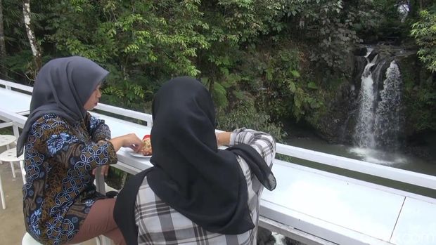 Wisata kuliner di Desa Cibeusi, Ciater, Subang.