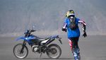 Momen Seru Naik Motor Trail di Trek Pasir Bromo