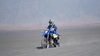 Sebagai catatan, Yamaha WR 155 R yang saya gunakan telah dilengkapi komponen pemendek seperti lowering kit dan lowdown seat. Foto: YIMM