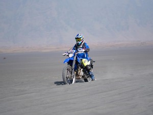 6 Hal yang Perlu Diperhatikan saat Naik Motor Trail di Trek Pasir