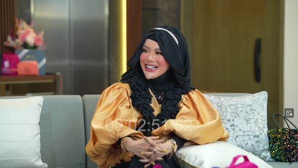 8 Foto Wajah Asli Yuni Jasmine Tanpa Filter, PNS Viral Berdagu Lancip