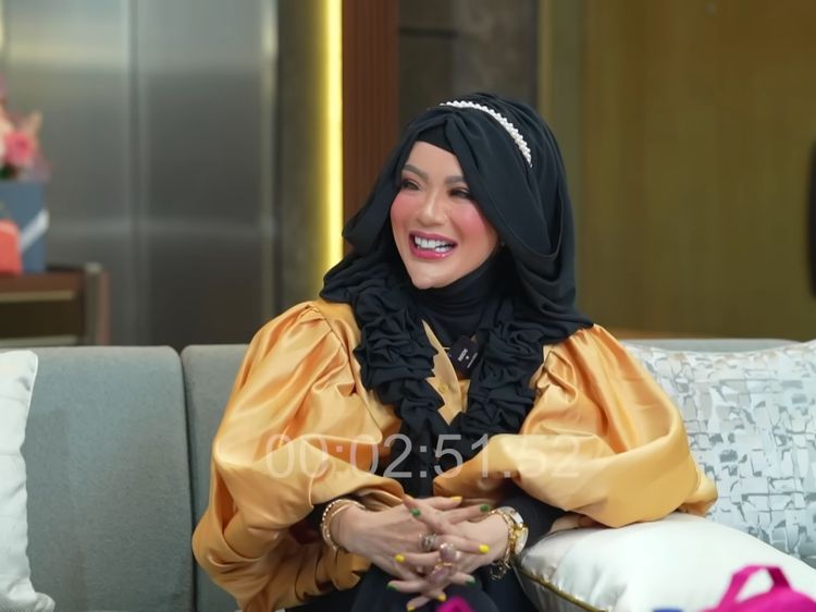 8 Foto Wajah Asli Yuni Jasmine Tanpa Filter, PNS Viral Berdagu Lancip