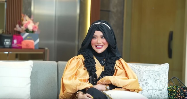 Tak lagi bikin netizen penasaran, Yuni pun menampilkan wajah aslinya tanpa filter yang ternyata banyak mendapat sentuhan dari tindakan estetika. dr. Richard Lee mengkritik bentuk wajahnya. Tapi wanita asal Bandar Lampung itu mengaku puas dan senang. Aku suka penampilan aku, menurut aku pribadiku, aku suka dengan diri aku sendiri, nggak tahu kalau orang lain, ujarnya di YouTube dr. Richard Lee, MARS. Dalam video, sang dokter menyoroti bagian dagu Yuni yang dianggapnya bukan lancip tapi jendol. Foto: YouTube dr. Richard Lee, MARS.