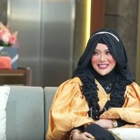 Tak lagi bikin netizen penasaran, Yuni pun menampilkan wajah aslinya tanpa filter yang ternyata banyak mendapat sentuhan dari tindakan estetika. dr. Richard Lee mengkritik bentuk wajahnya. Tapi wanita asal Bandar Lampung itu mengaku puas dan senang. Aku suka penampilan aku, menurut aku pribadiku, aku suka dengan diri aku sendiri, nggak tahu kalau orang lain, ujarnya di YouTube dr. Richard Lee, MARS. Dalam video, sang dokter menyoroti bagian dagu Yuni yang dianggapnya bukan lancip tapi jendol. Foto: YouTube dr. Richard Lee, MARS.