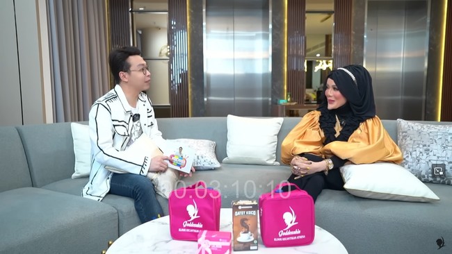 Sejak awal, Richard sudah mengkritik bentuk wajahnya. Tapi wanita asal Bandar Lampung itu mengaku puas dan senang dengan penampilannya. Aku suka penampilan aku, menurut aku pribadiku, aku suka dengan diri aku sendiri, nggak tahu kalau orang lain, ujarnya. Foto: YouTube dr. Richard Lee, MARS