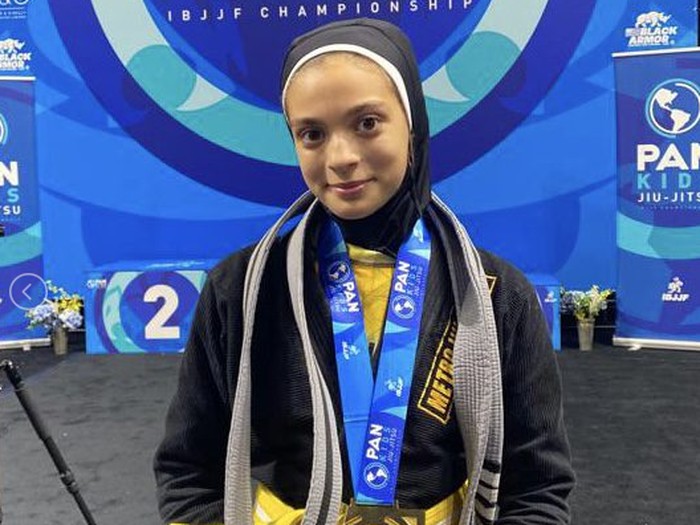 Aaminah Abdrabboh yang berusia 12 tahun baru-baru ini membuat sejarah dengan menjadi wanita berhijab pertama yang memenangkan emas di International Brazilian Jiu-Jitsu Federation (IBJJF) Pan Kids Tournament.