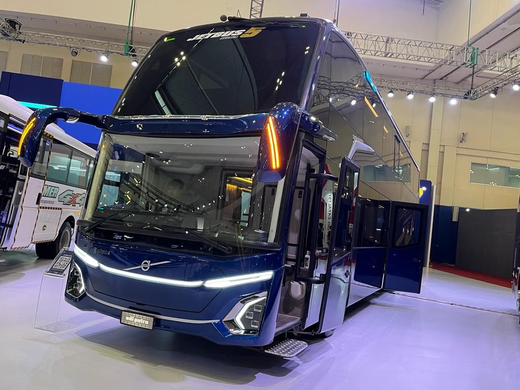 Автобус Adiputro Jetbus