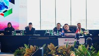 Kapolri mengatakan, di tengah ketidakpastian situasi global, ASEAN tampil sebagai salah satu pusat pertumbuhan ekonomi dunia sesuai dengan tema keketuaan ASEAN tahun ini “ASEAN Matters: Epicentrum of Growth”. Kunci untuk menjaga tren pertumbuhan positif tersebut adalah stabilitas dan keamanan di Kawasan yang kondusif.