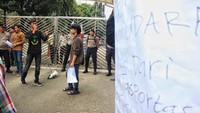 Selain itu, para pendemo meminta Kemenperin membatasi produksi kendaraan bermotor yang ikut andil dalam tingginya angka polusi udara.   