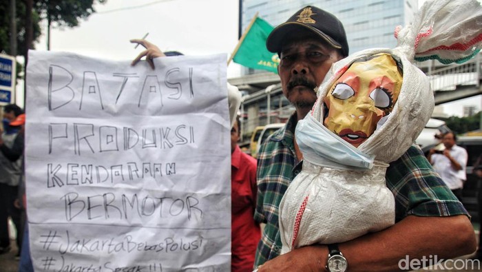 Aksi Tuntut Pembatasan Produksi Mobil dan Motor Penyumbang Angka Polusi Sejumlah orang yang tergabung dalam Gerakan Pemuda Islam Indonesia (GPII) melakukan unjuk rasa di depan Gedung Kementrian Perindustrian, Jl Gatot Subroto, Jakarta, Senin (21/8/2023). Mereka meminta Kemenperin mengevaluasi sejumlah kebijakan impor mesin yang dinilai para pendemo menyumbang polusi udara di Jakarta dan sekitarnya. Selain itu, para pendemo meminta Kemenperin membatasi produksi kendaraan bermotor yang ikut andil dalam tingginya angka polusi udara. Aksi tersebut berlangsung tertib. Tidak ada pengamanan berarti saat unjuk rasa.