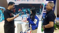 CEO SEVA, Handoko Liem saat melihat aktifitas Tim Sales SEVA di Main Booth Astra Financial Hall 7 dalam gelaran GIIAS 2023. 