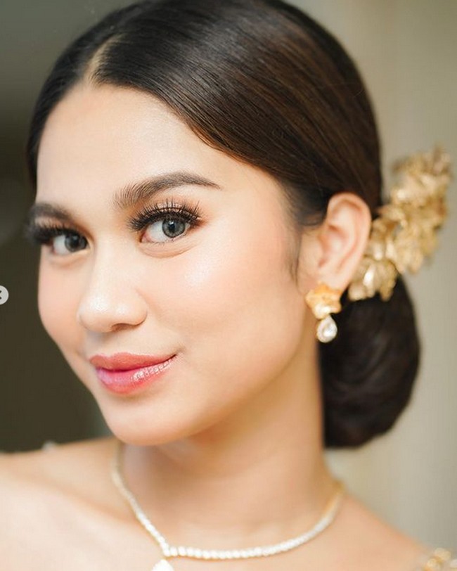 Di hari pentingnya itu, Azizah tampil dengan makeup flawless. Sang makeup artist, Rossy Pramita membongkar makeup Azizah di hari pernikahannya Foto: dok. Instagram/@azizahsalsha_