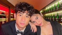 Karena berprofesi sebagai selebgram, tentu lingkungan pertemanan putri Andre Rosiade itu juga diisi oleh sesama selebgram dan artis ternama, seperti Devano Danendra, putra Iis Dahlia. (Foto: Instagram @azizahsalsha_)