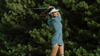 Dari unggahannya, netizen jadi mengetahui bahwa Azizah ternyata memiliki hobi bermain golf. Kelihatan Zize sudah sangat piawai mengayunkan tongkat golf, ya? (Foto: Instagram @azizahsalsha_)