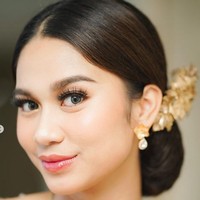 Di hari pentingnya itu, Azizah tampil dengan makeup flawless. Sang makeup artist, Rossy Pramita membongkar makeup Azizah di hari pernikahannya Foto: dok. Instagram/@azizahsalsha_