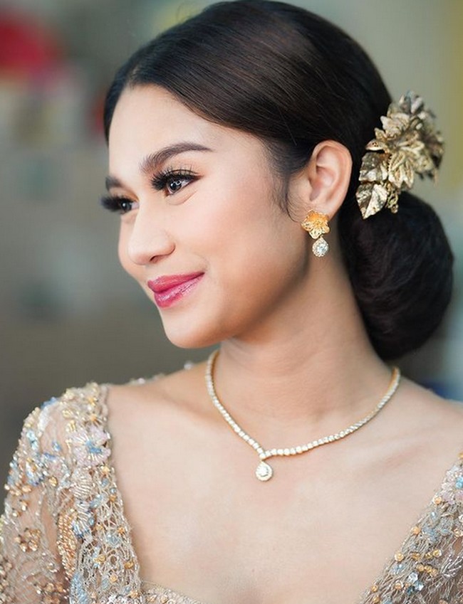 Azizah dinikahi oleh Arhan di usia yang sangat muda. Azizah saat ini masih 19 tahun dan baru Oktober nanti dia genap berusia 20.  Foto: dok. Instagram/@azizahsalsha_