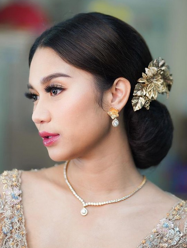 “Sebenernya makeup buat azizah ini simple sih, flawless makeup,” ungkap makeup artist yang akrab disapa Ochi itu dalam pernyataan resminya kepada Wolipop, Minggu (20/8/2023).  Foto: dok. Instagram/@azizahsalsha_